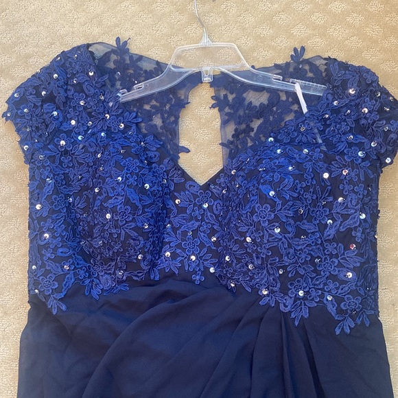 NWT MOB elegant sequined navy full length gown. 24 - Picture 13 of 16